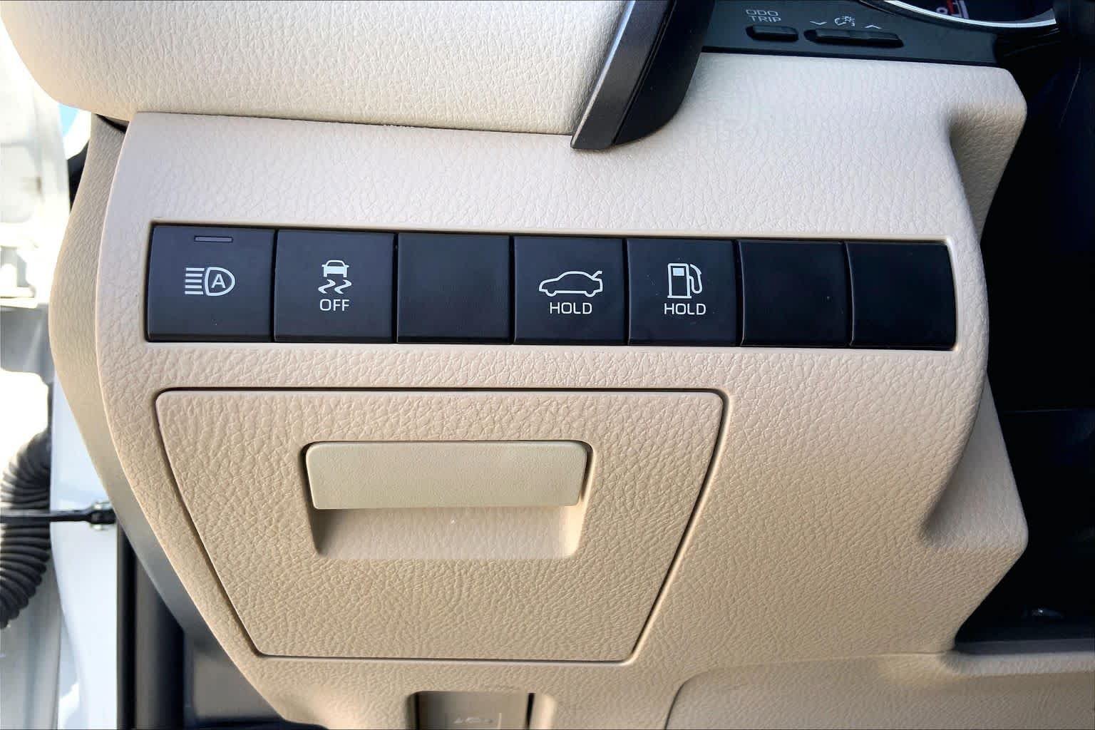 Used 2022 Wind Chill Pearl Toyota XLE image 33