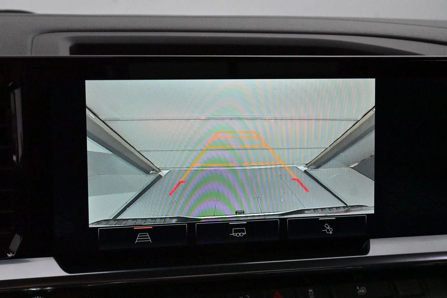 Used 2024 Summit White GMC Elevation image 20