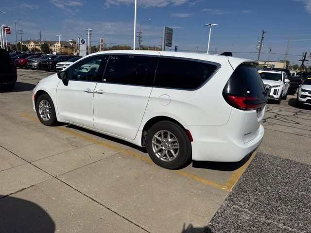 Used 2025 White Chrysler Select image 4