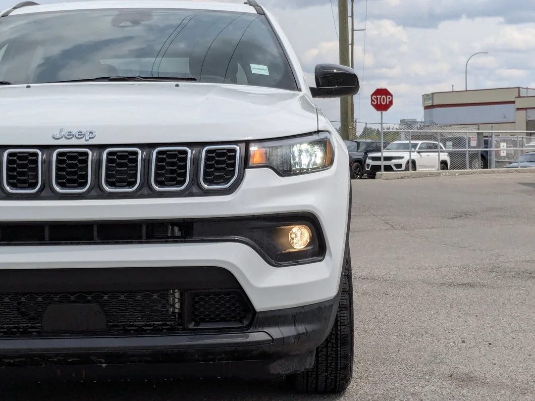 New 2025 White Jeep North - - 4X4 - Heated seats - Forward Collision Warning & More! image 9