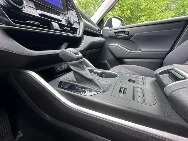 Used 2023 Off-white Toyota LE image 15