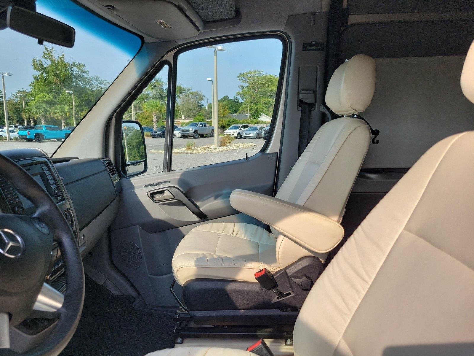 Used 2017  Mercedes-Benz 3500 HIGH ROOF V6 image 23