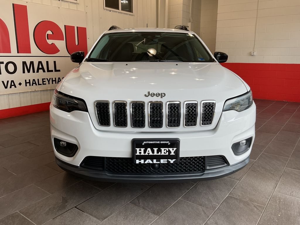 Used 2022 White Jeep Latitude Lux image 3
