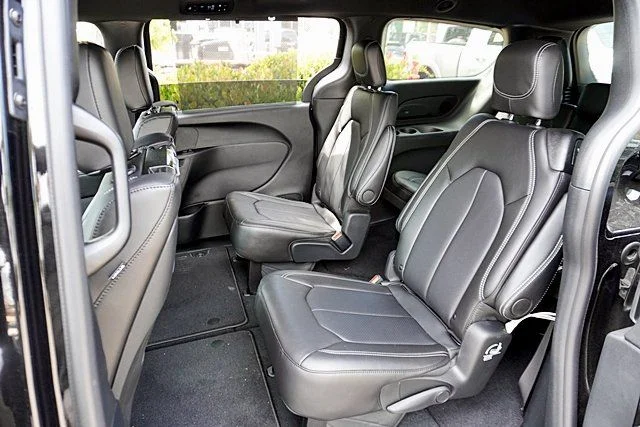 New 2026 Diamond Black Crystal Pearl-Coat Exterior Paint Chrysler Select image 18