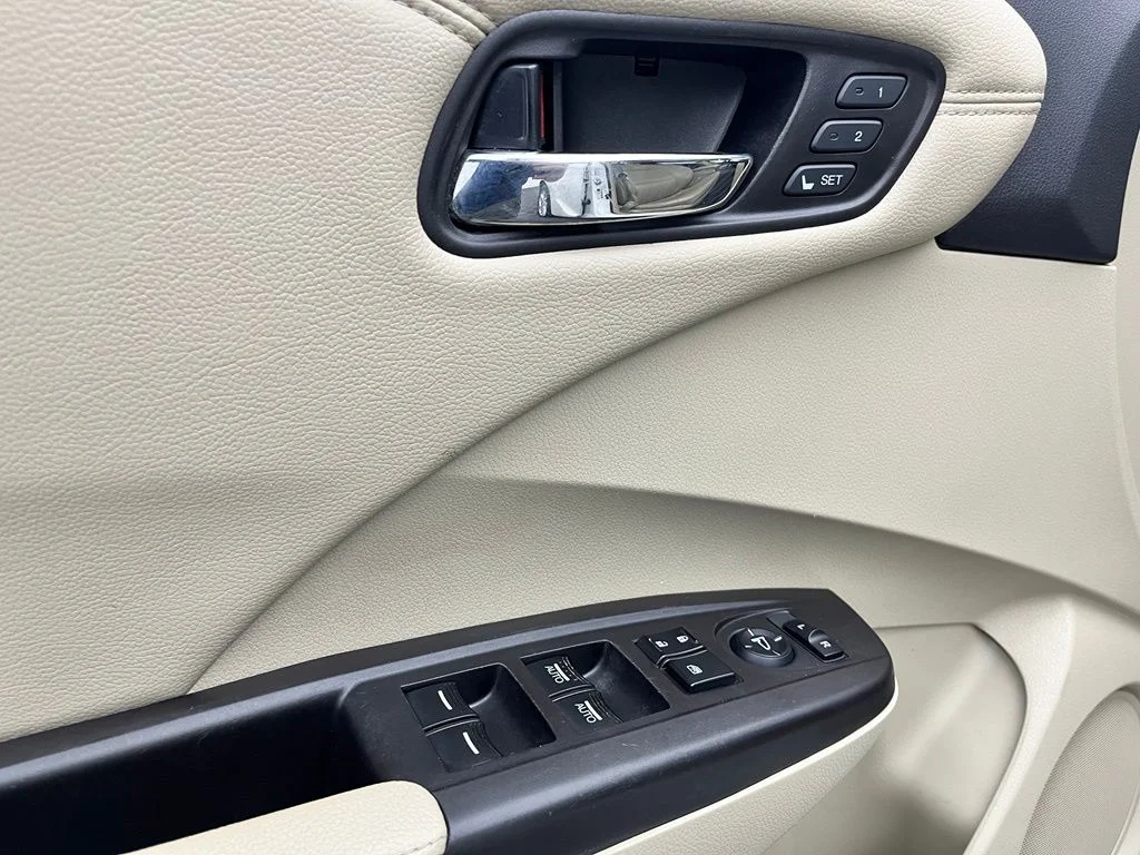 Used 2018  Acura Base image 19
