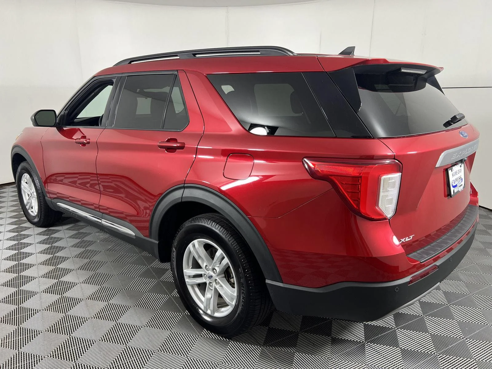 Used 2022 Rapid Red Metallic Tinted Clearcoat Ford XLT image 8