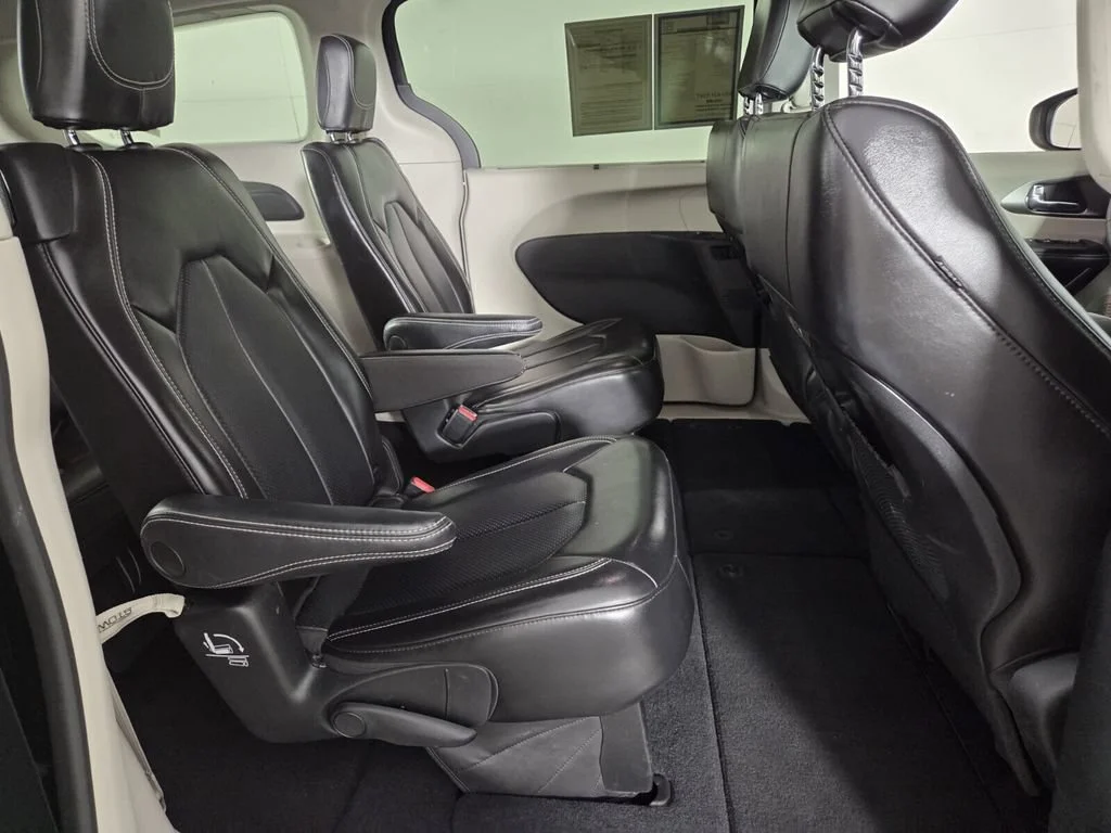 Used 2023 Brilliant Black Crystal Pearlcoat Chrysler Touring L image 28