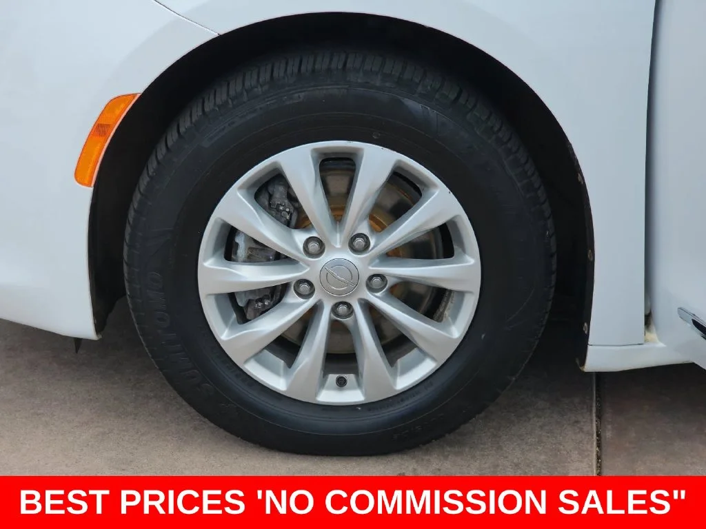 Used 2018 White Chrysler Touring L image 36