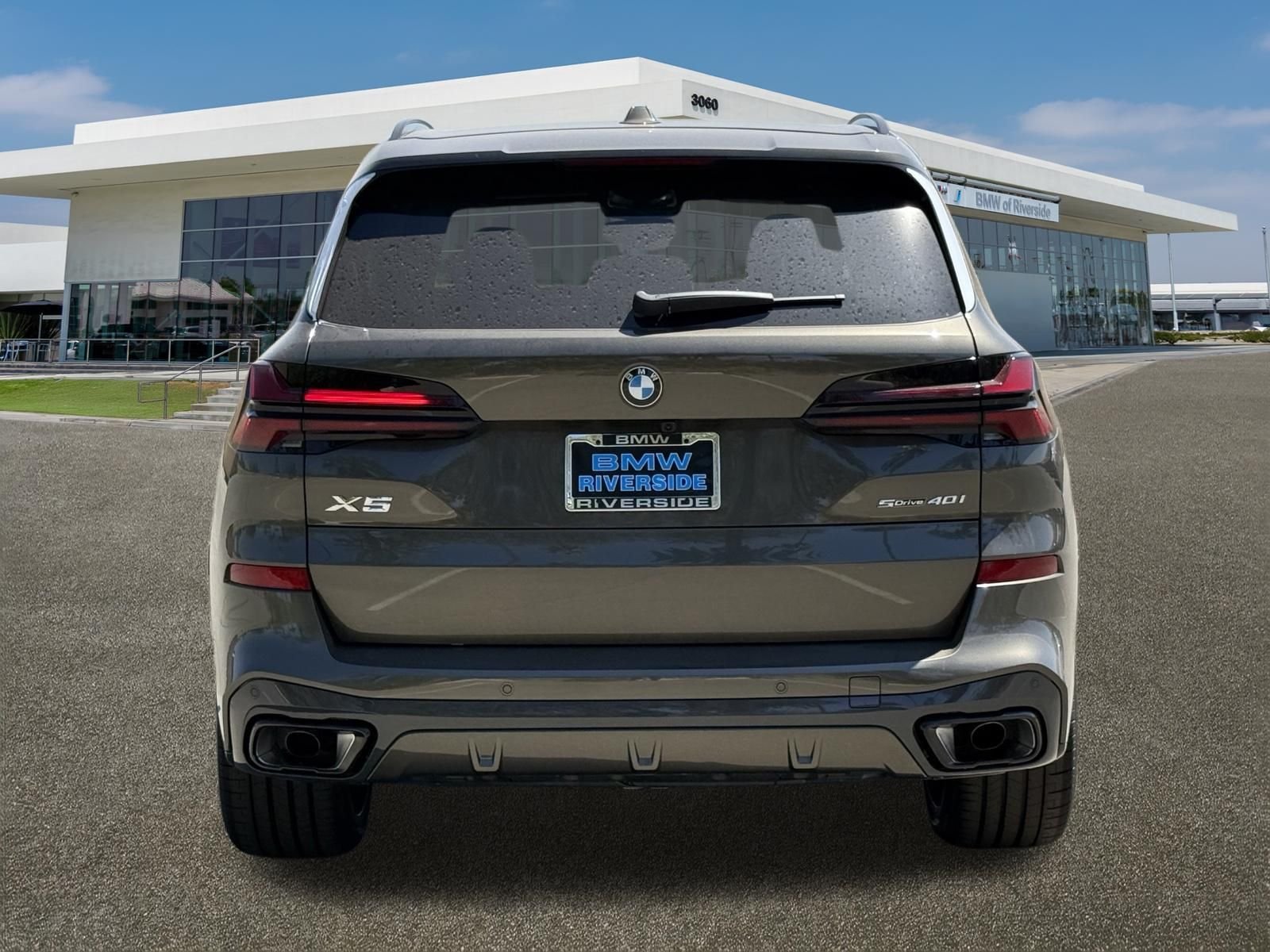 New 2026 Manhattan Green Metallic BMW sDrive40i image 9