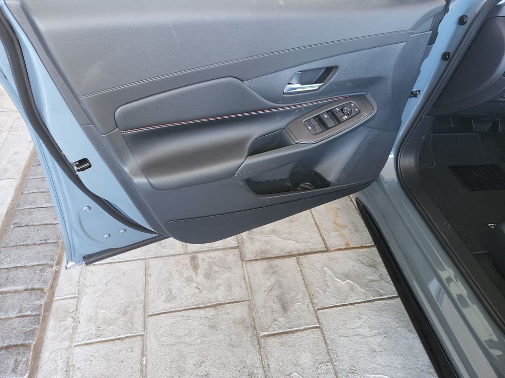 New 2026 Atlantic Gray Metallic / Super Black Two-tone Nissan SR image 20