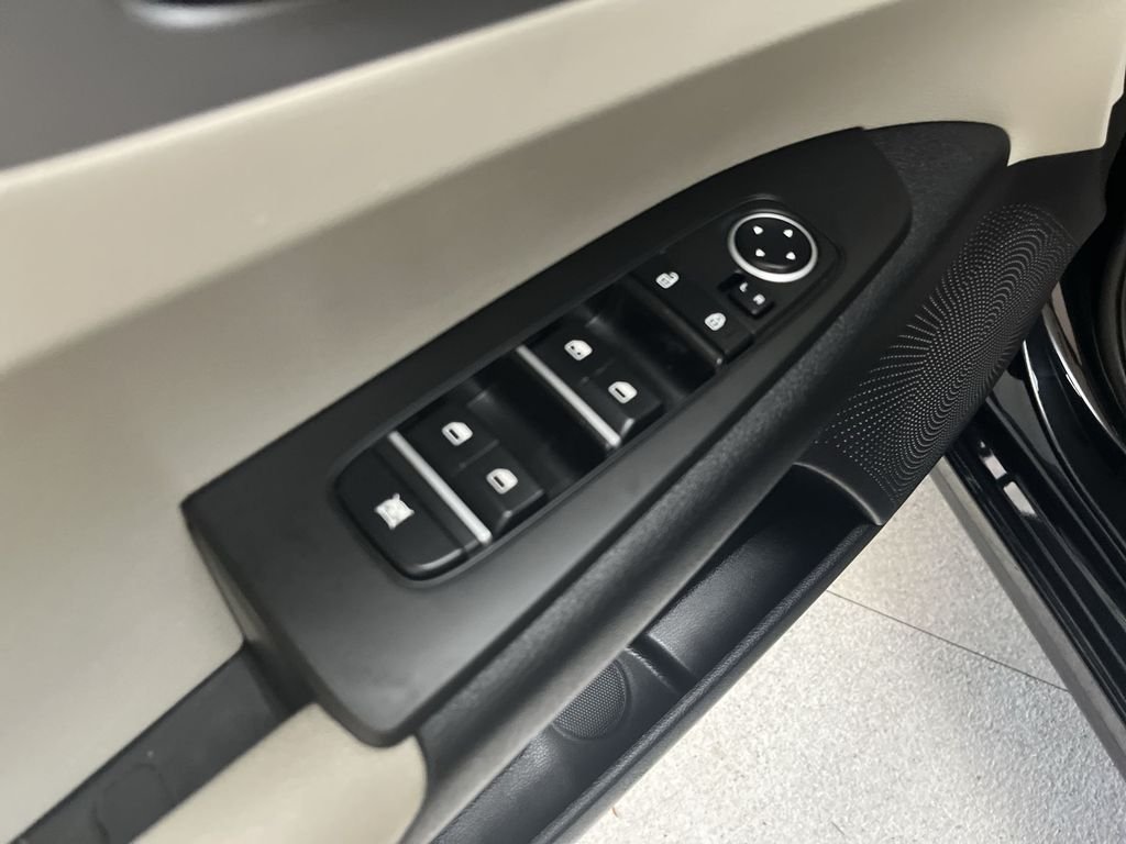 Used 2023 Black Kia LXS image 17