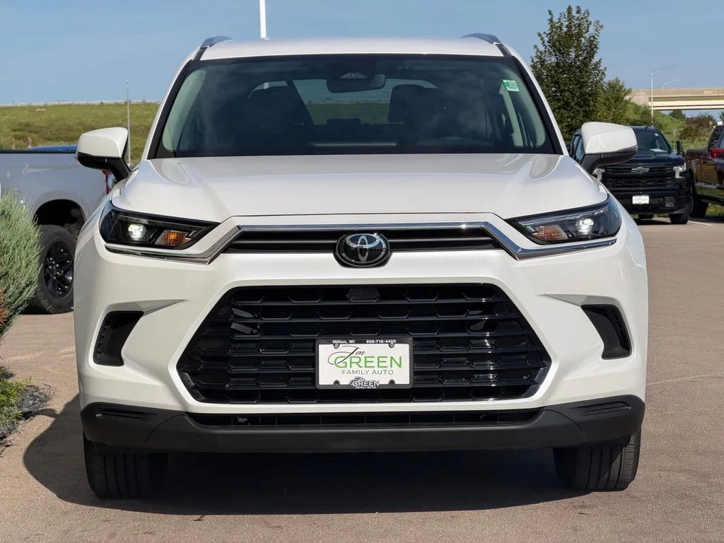 Used 2025 Beige Toyota XLE image 6