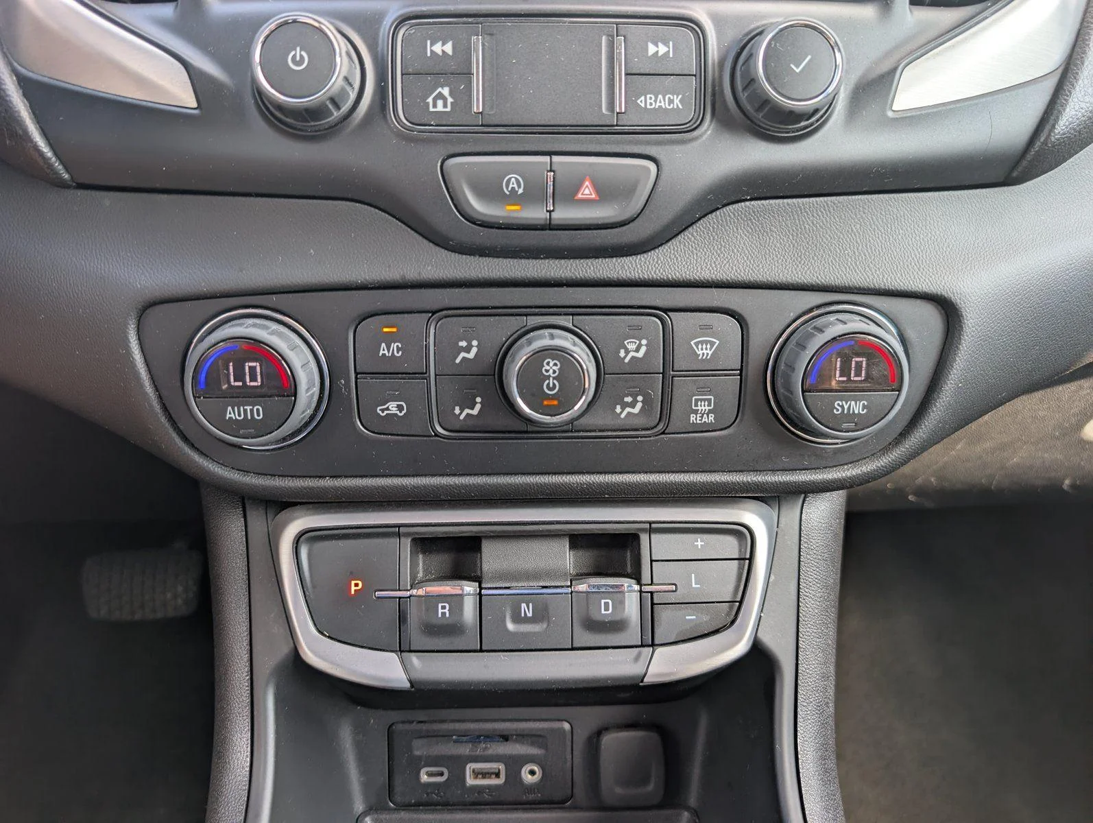 Used 2024 Sterling Metallic GMC SLT image 17