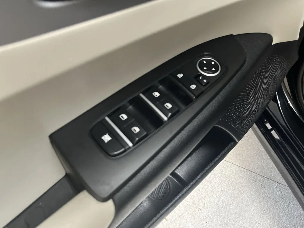 Used 2023 Black Kia LXS image 17