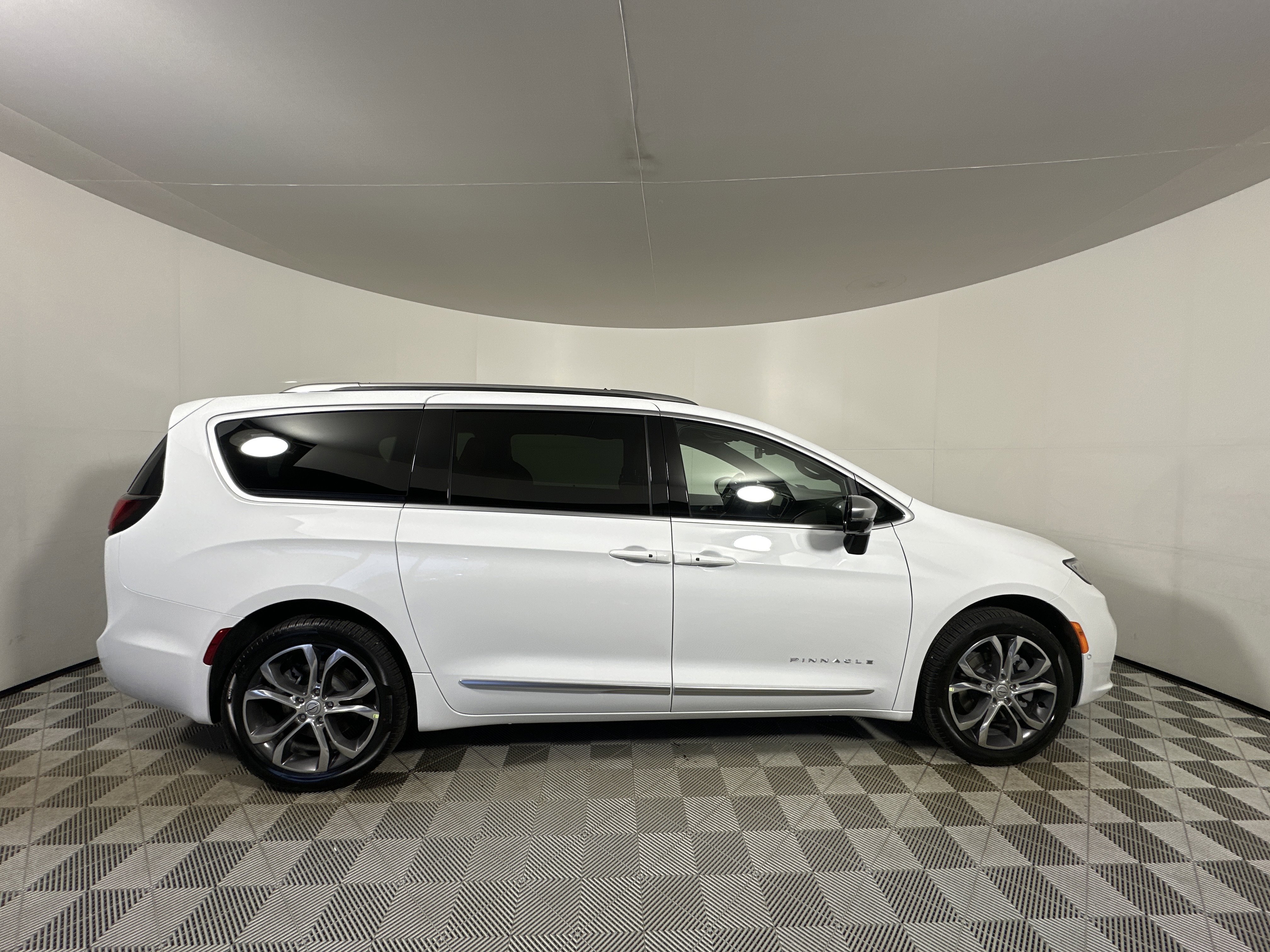 New 2026 Bright White Clear-Coat Exterior Paint Chrysler Pinnacle image 8