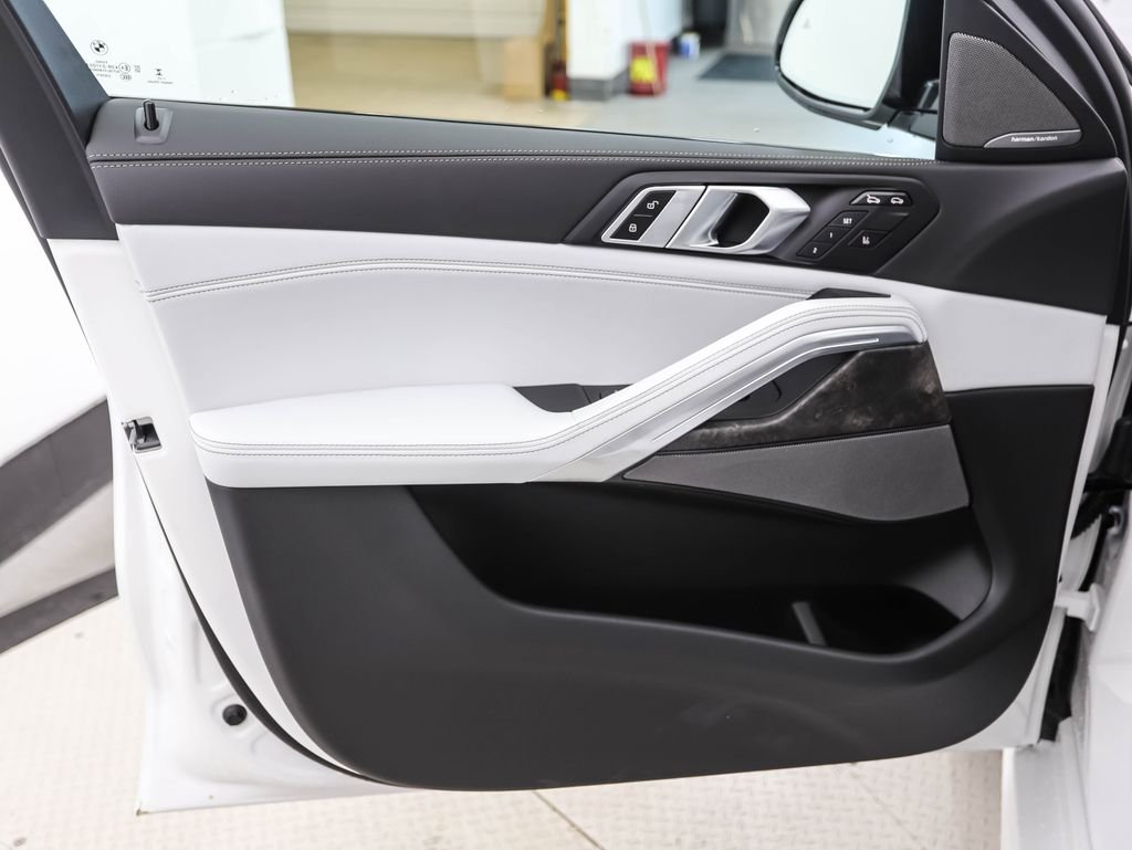 Used 2026 White Metallic BMW xDrive40i image 9
