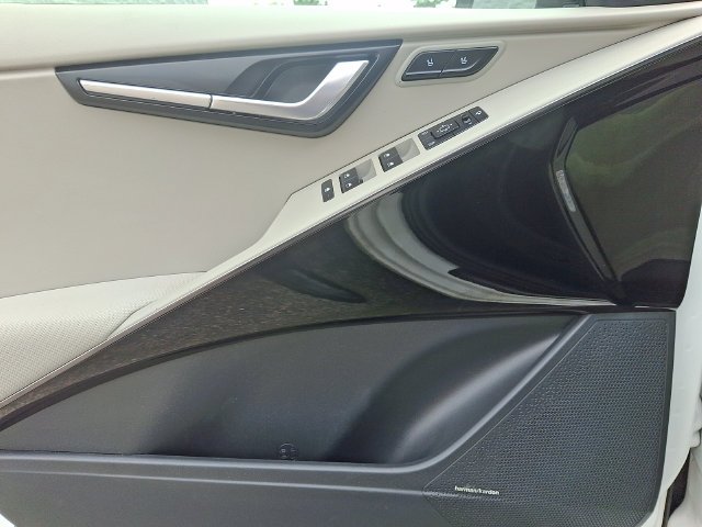 Used 2023 White Kia Wave image 14