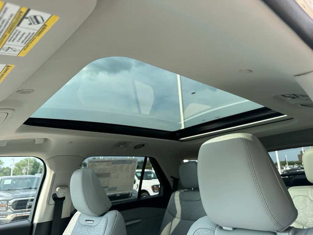 New 2026 Star White Met Tri-Coat Ford Platinum image 29