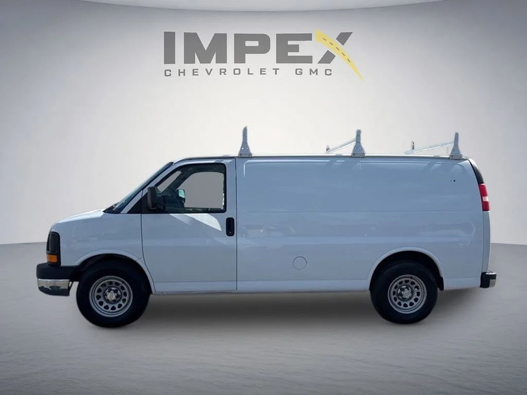 Used 2011 SUMMIT WHITE Chevrolet  image 2