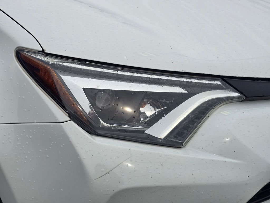 Used 2018 White Toyota SE image 18