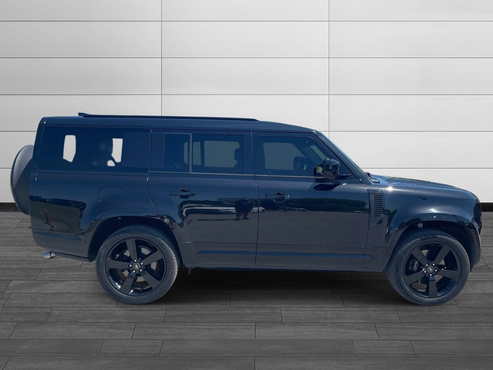 Used 2025 Santorini Black Metallic Land Rover V8 image 2