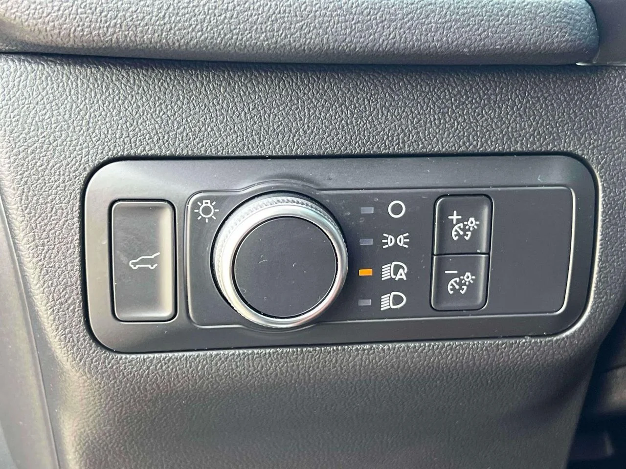 Used 2022 AGATE BLACK METALLIC Ford SE image 23