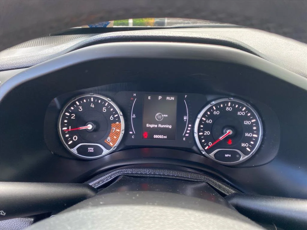 Used 2020 Glacier Metallic Clearcoat Jeep Latitude image 18