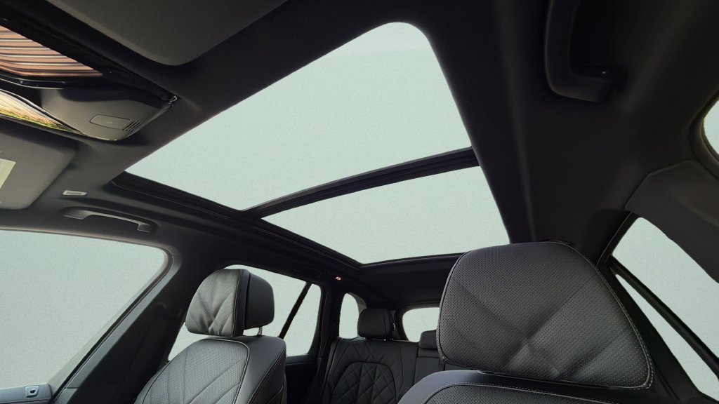 New 2026 Mineral White Metallic BMW xDrive50e image 19