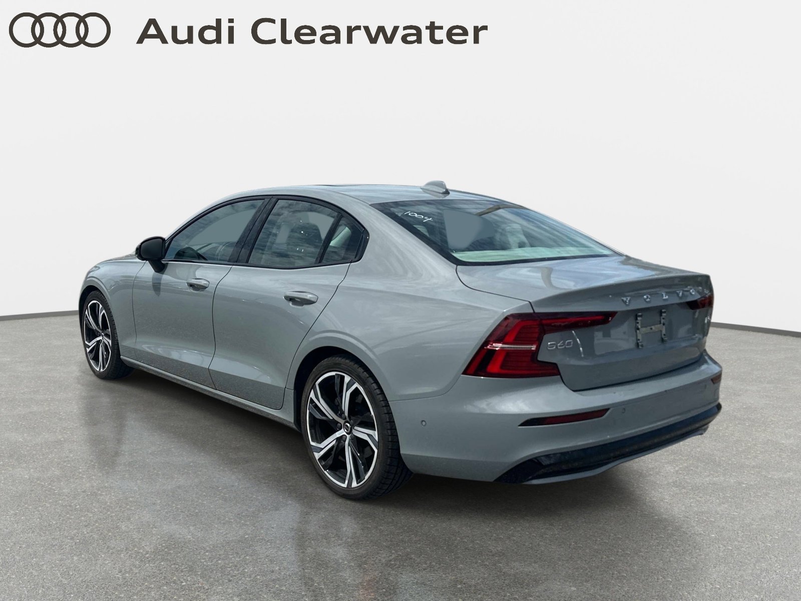 Used 2024 Vapour Gray Metallic Volvo Plus Dark Theme image 2