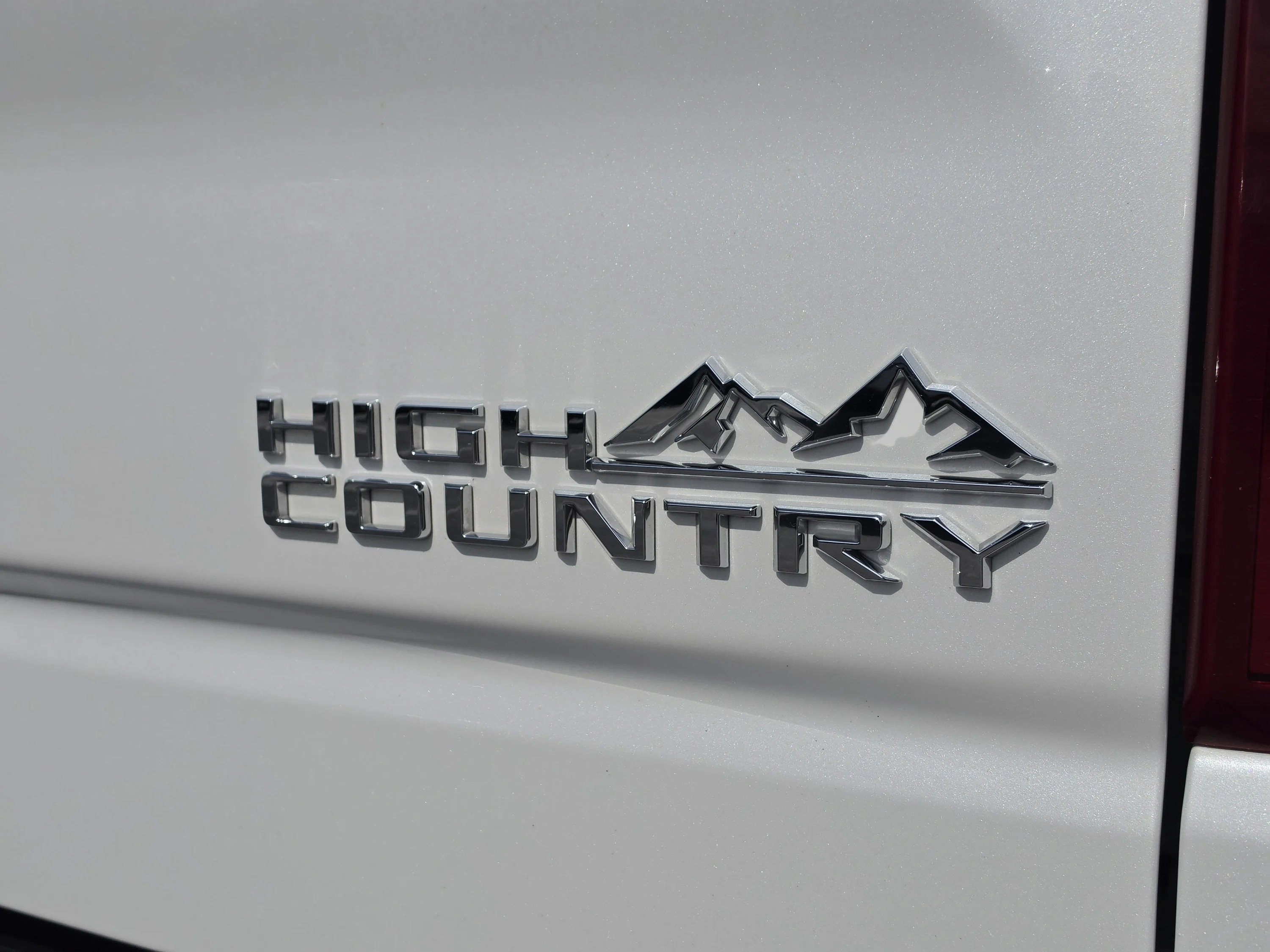 Used 2022 Iridescent Pearl Tricoat Chevrolet High Country image 16