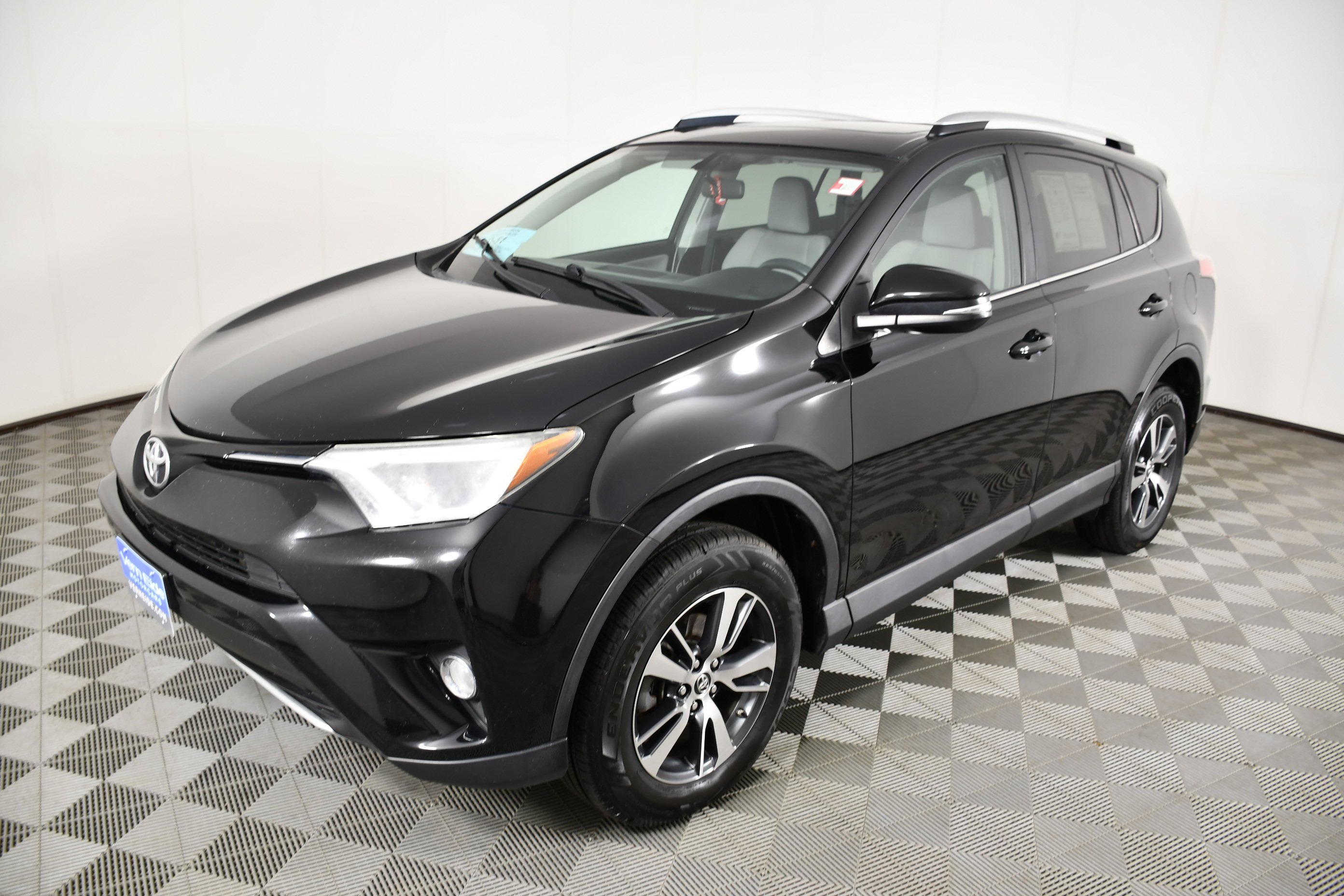 Used 2016 Black Toyota XLE image 10