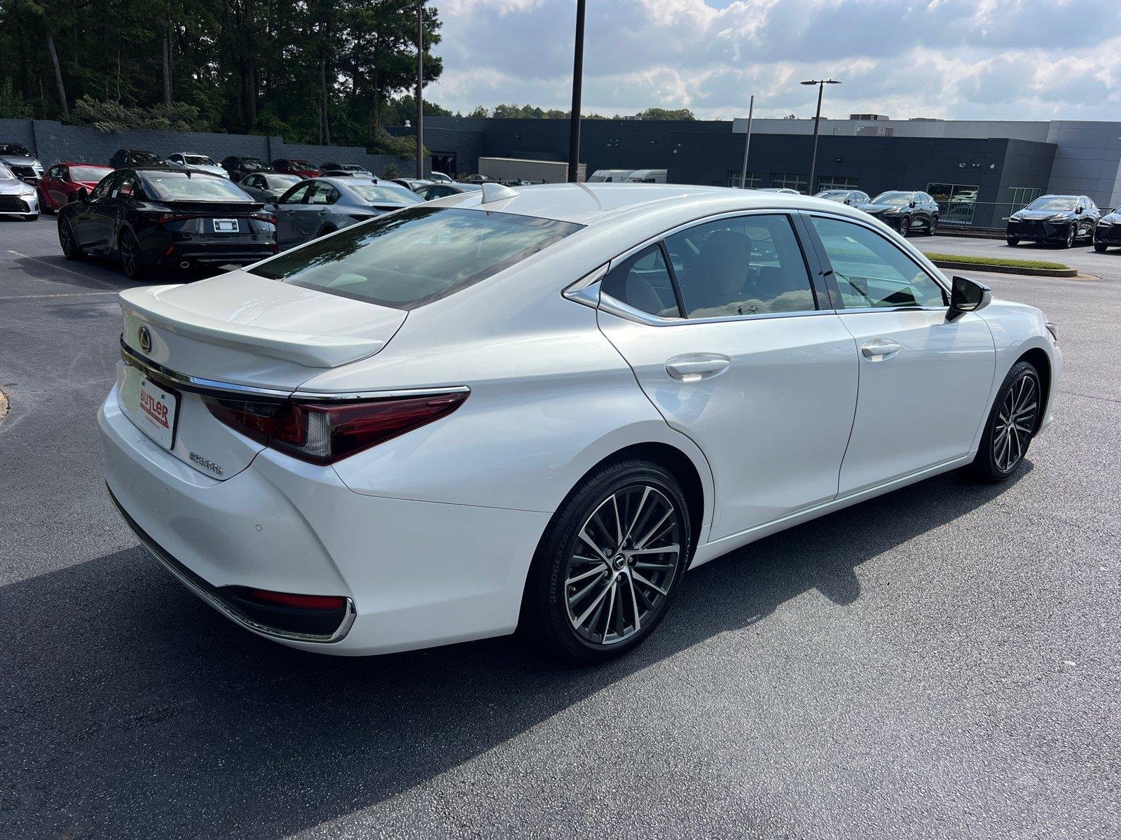 Used 2025 Eminent White Pearl Lexus ES 300h image 5
