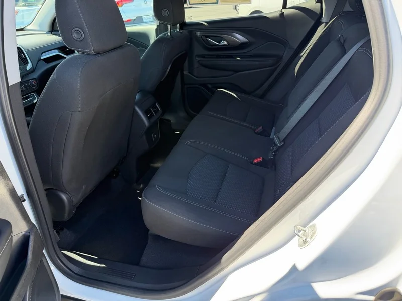Used 2023 SUMMIT WHITE GMC SLE image 17