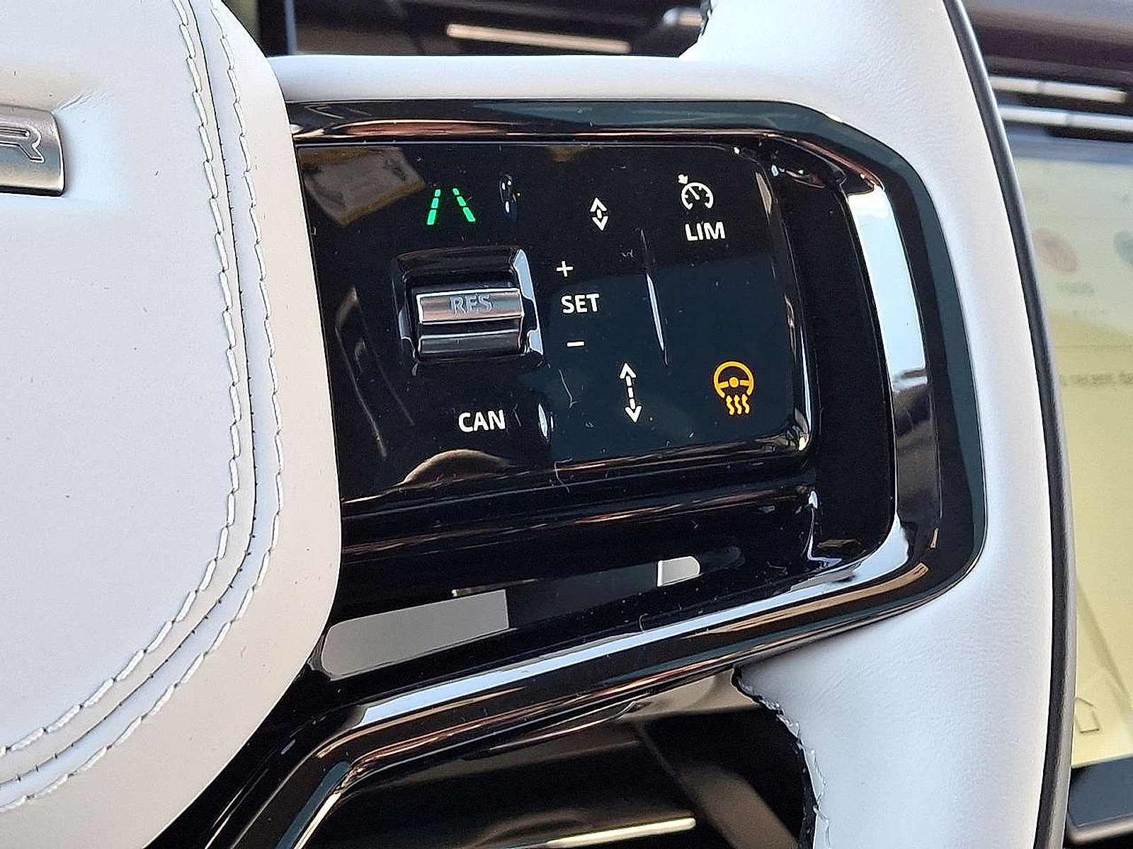 New 2025 Fuji White - 1AA Land Rover Dynamic SE image 26
