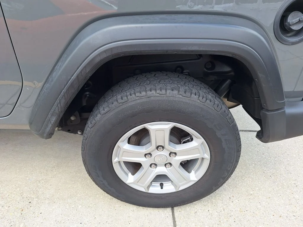 Used 2020 Gray Jeep Sport S image 19