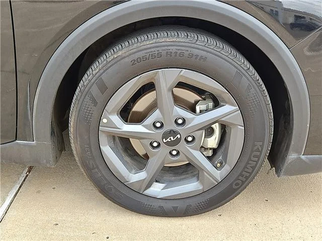 Used 2025 Black KIA LX image 5