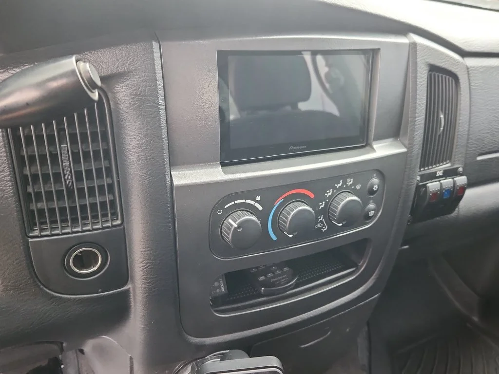 Used 2005 Beige Dodge SLT image 24
