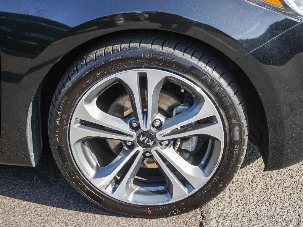 Used 2016 Black Kia EX image 9