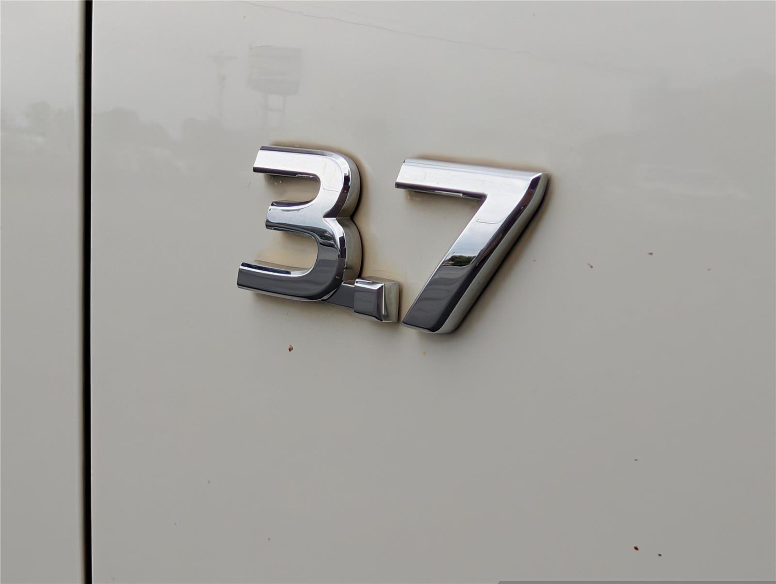 Used 2017 Majestic White INFINITI RWD image 37