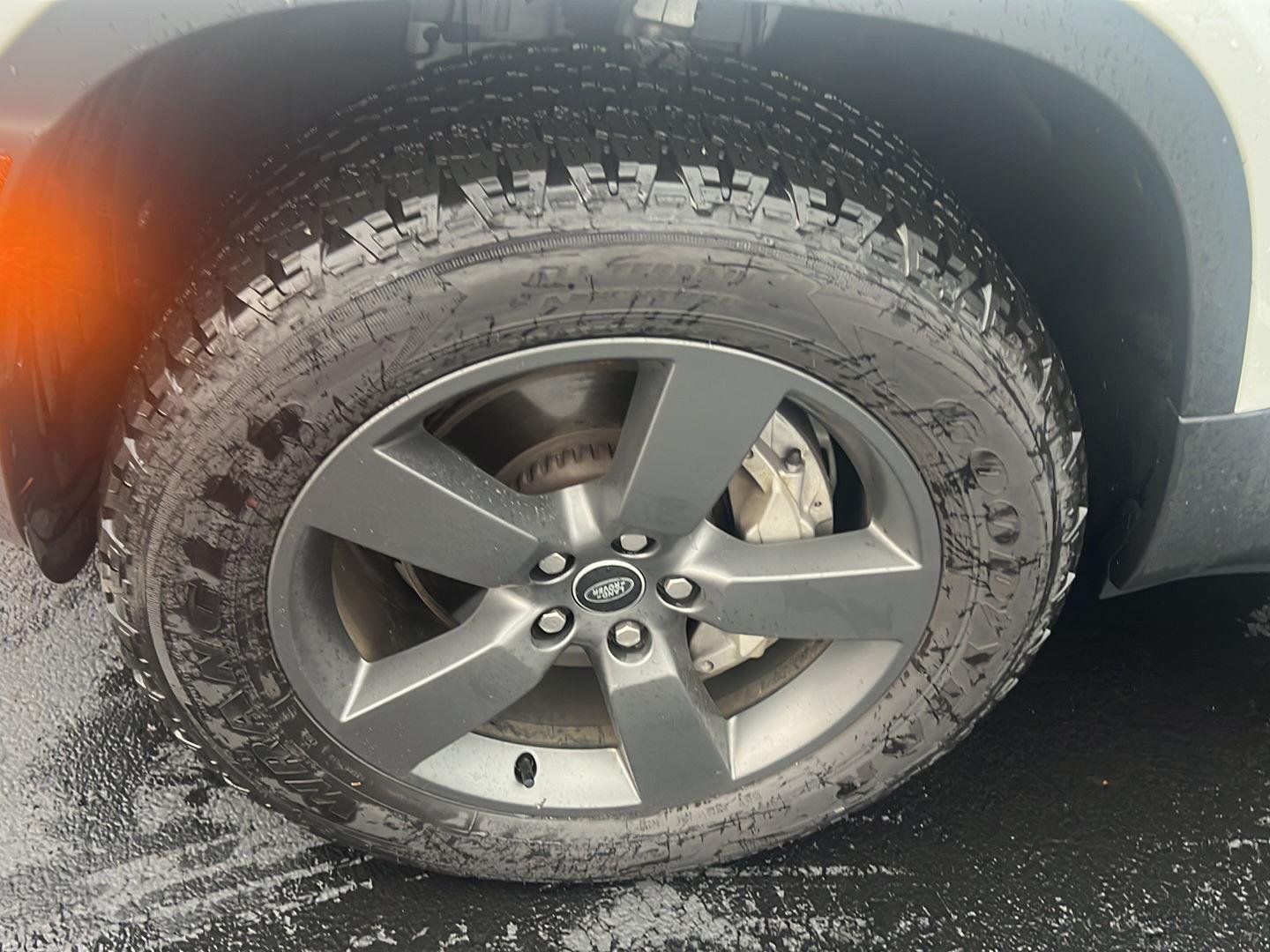Used 2025 Fuji White Land Rover S image 9