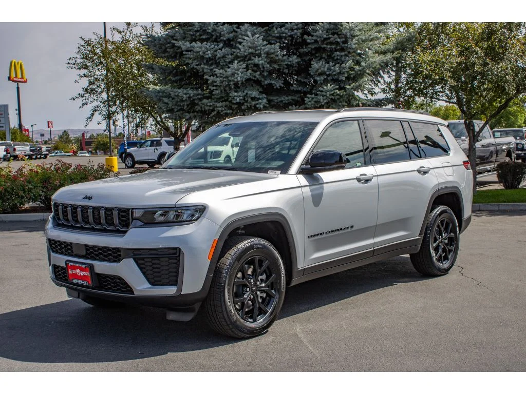 New 2026 Silver Zynith Exterior Paint Jeep Laredo Altitude image 4