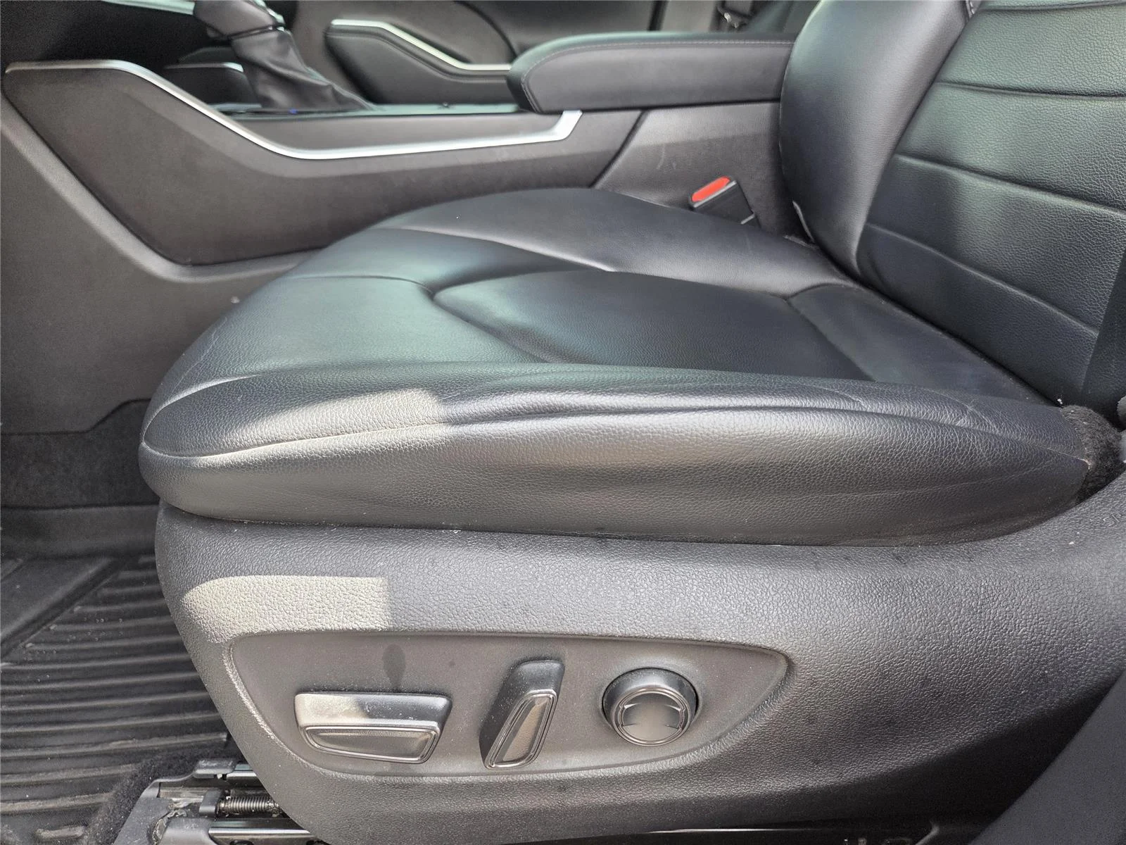 Used 2021 Midnight Black Metallic Toyota XLE image 17