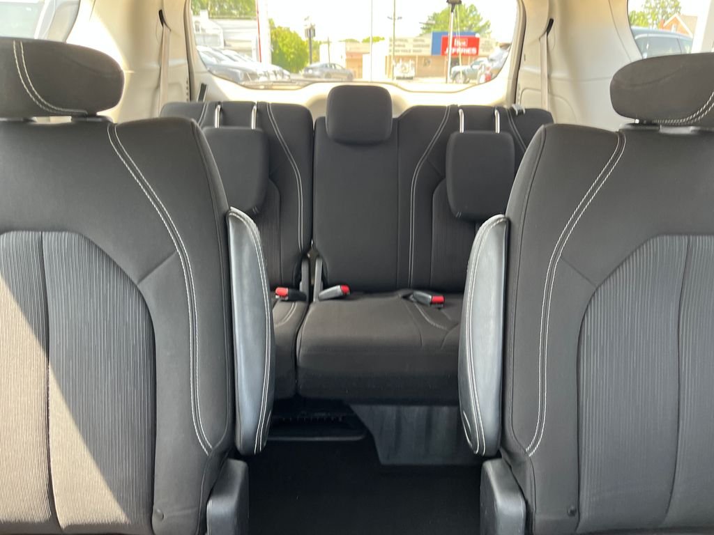 Used 2022 Silver Chrysler LX image 21