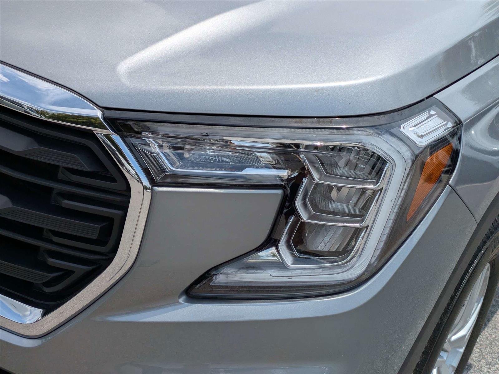 Used 2024 Sterling Metallic GMC SLE image 13