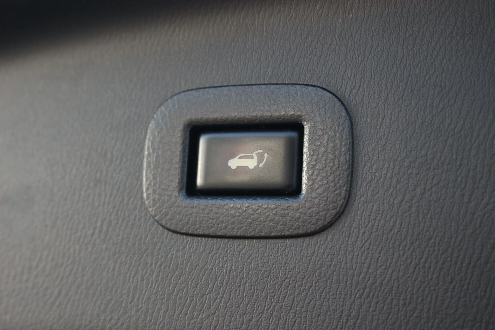 Used 2019 White Nissan SL image 14