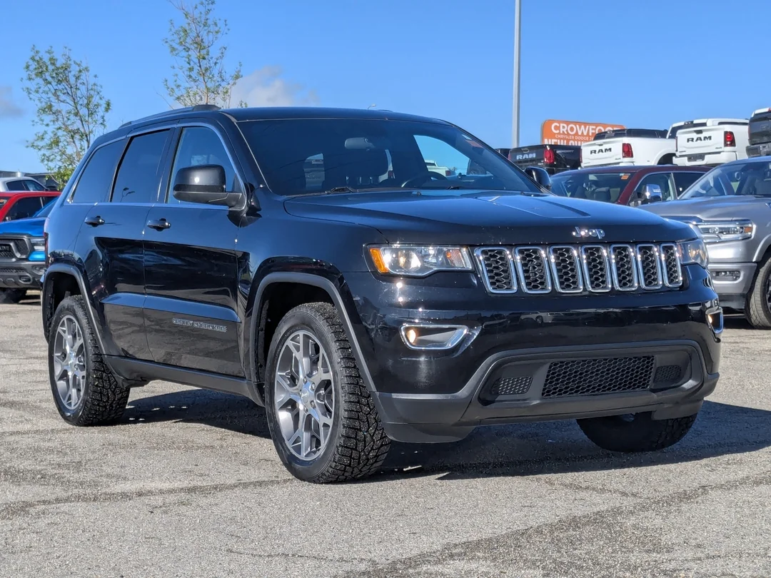 Used 2018 Black Jeep Laredo - - 4x4 - 3.6L Pentastar V6 - Quadra-Trac I 4x4 - Keyless Go - ParkView & ParkSense & More! image 2