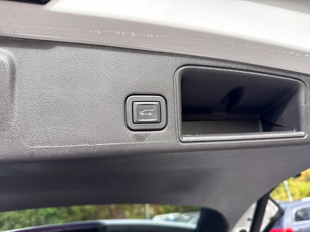 Used 2024 White GMC Denali image 14