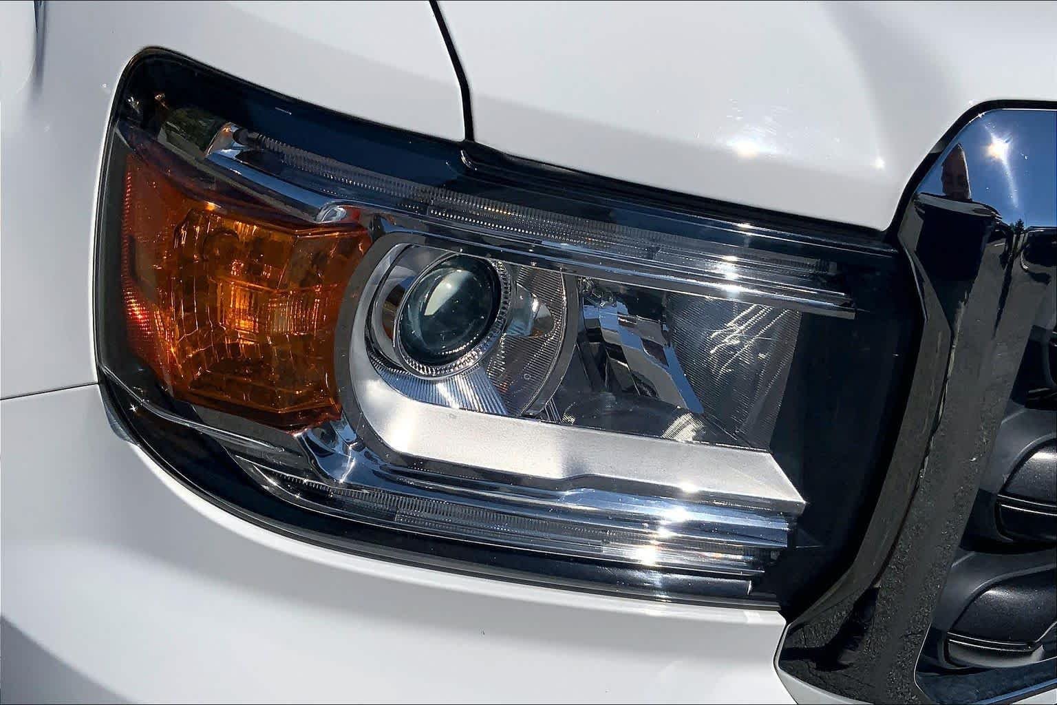 Used 2016 Summit White GMC 2WD image 25
