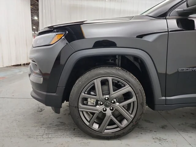 New 2026 Diamond Black Crystal Pearl-Coat Exterior Paint Jeep Limited image 19