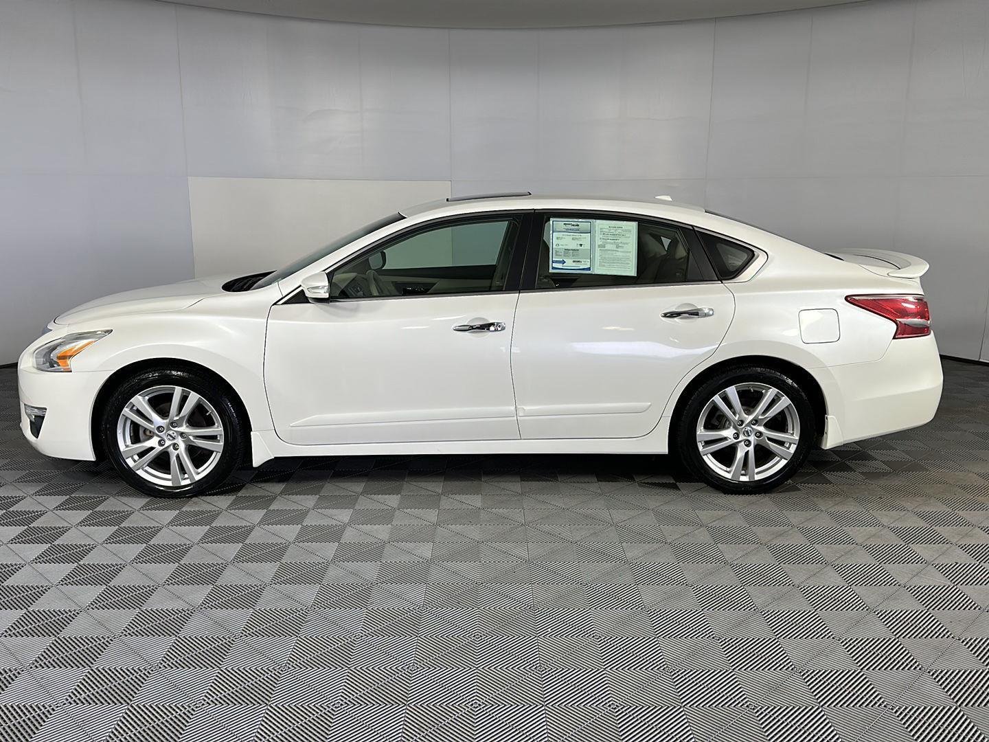 Used 2013 Pearl White Nissan 3.5 SL image 19